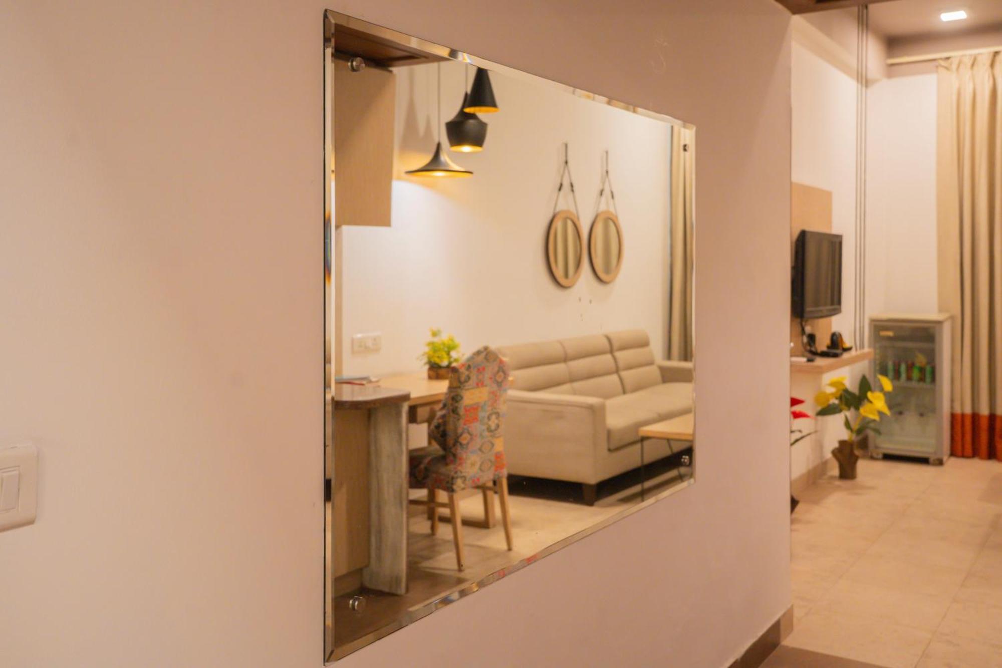 Hotel Ahuja Residency Parklane à Gurgaon Extérieur photo