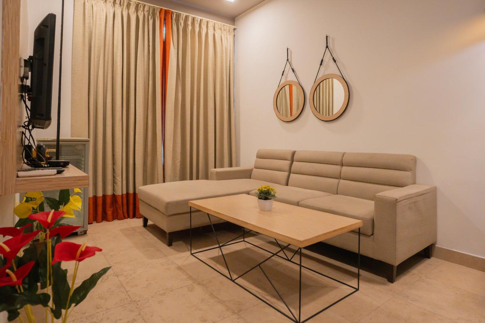 Hotel Ahuja Residency Parklane à Gurgaon Extérieur photo