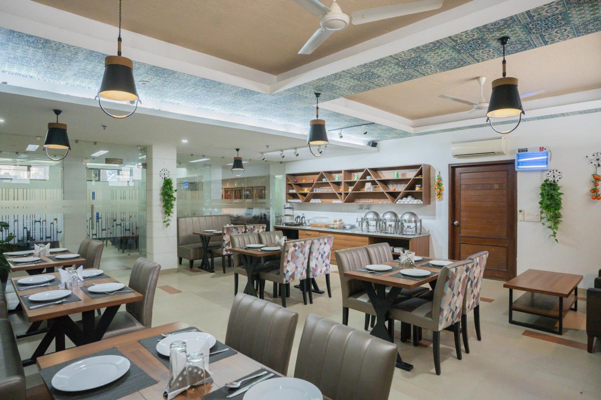 Hotel Ahuja Residency Parklane à Gurgaon Extérieur photo