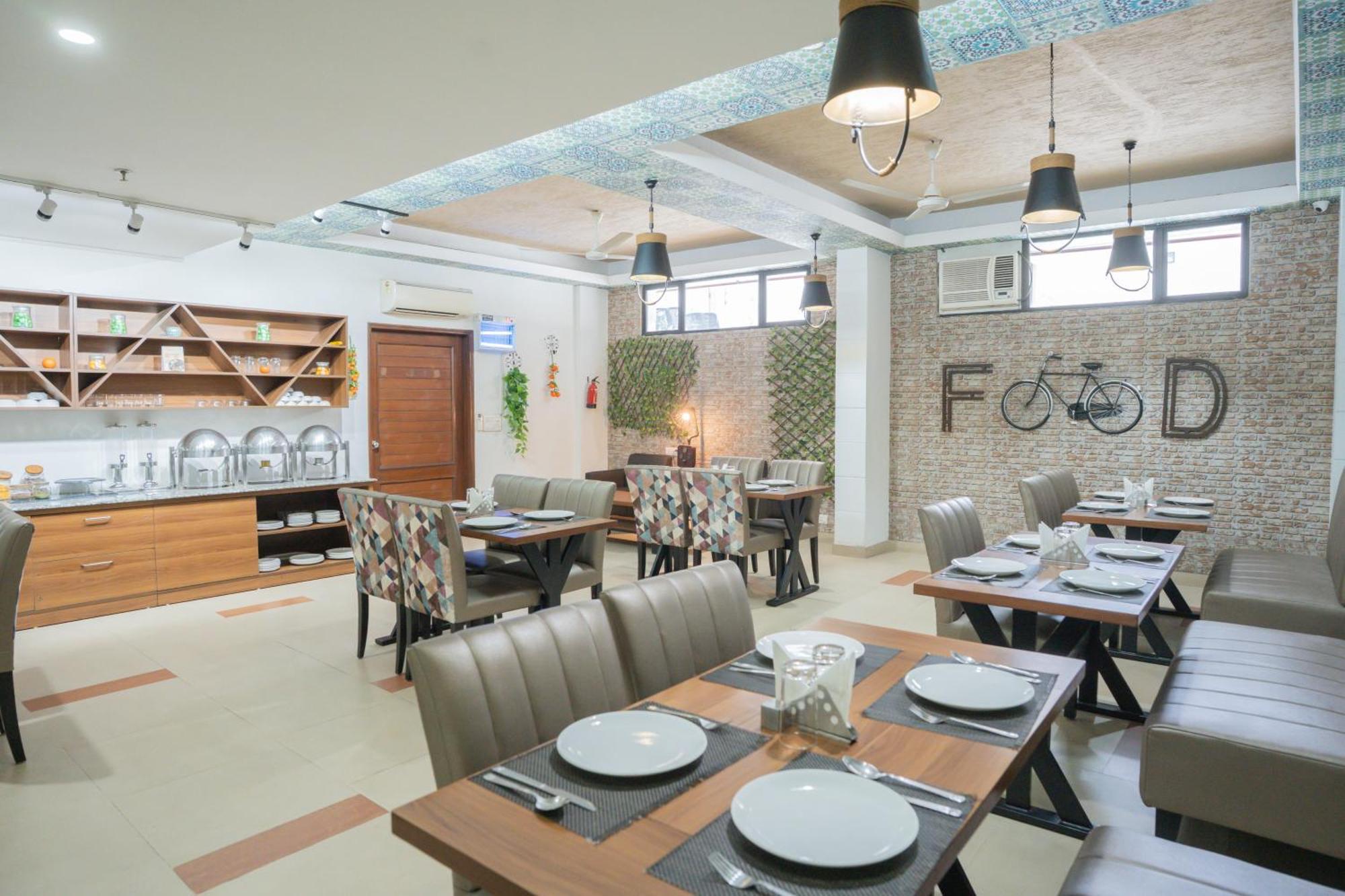 Hotel Ahuja Residency Parklane à Gurgaon Extérieur photo