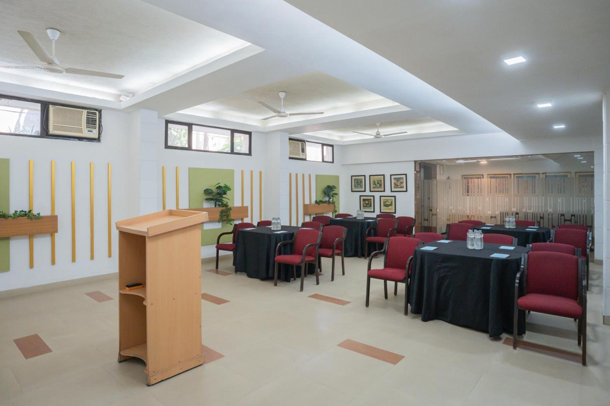 Hotel Ahuja Residency Parklane à Gurgaon Extérieur photo