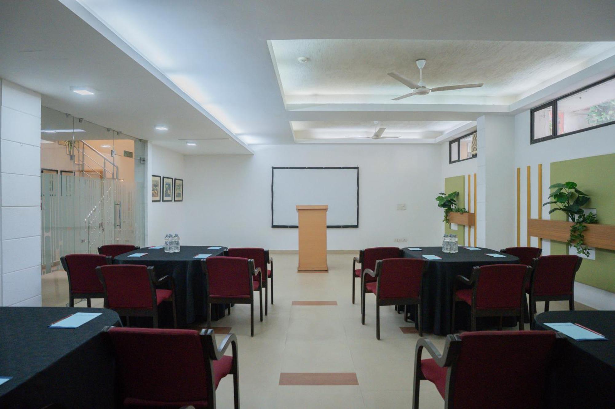Hotel Ahuja Residency Parklane à Gurgaon Extérieur photo