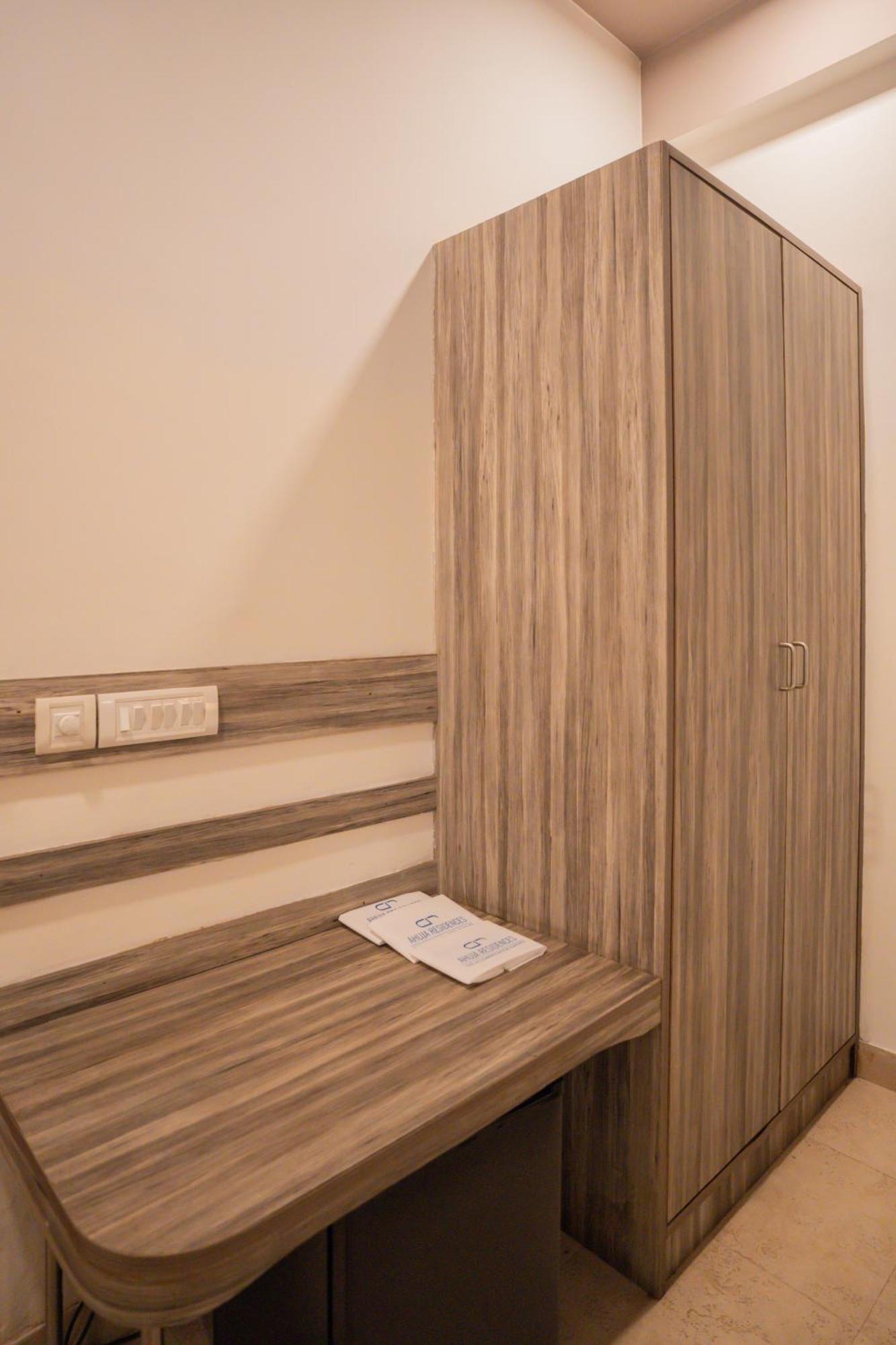 Hotel Ahuja Residency Parklane à Gurgaon Extérieur photo
