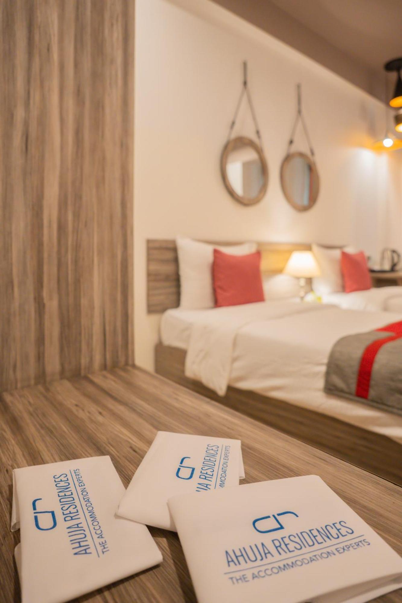 Hotel Ahuja Residency Parklane à Gurgaon Extérieur photo