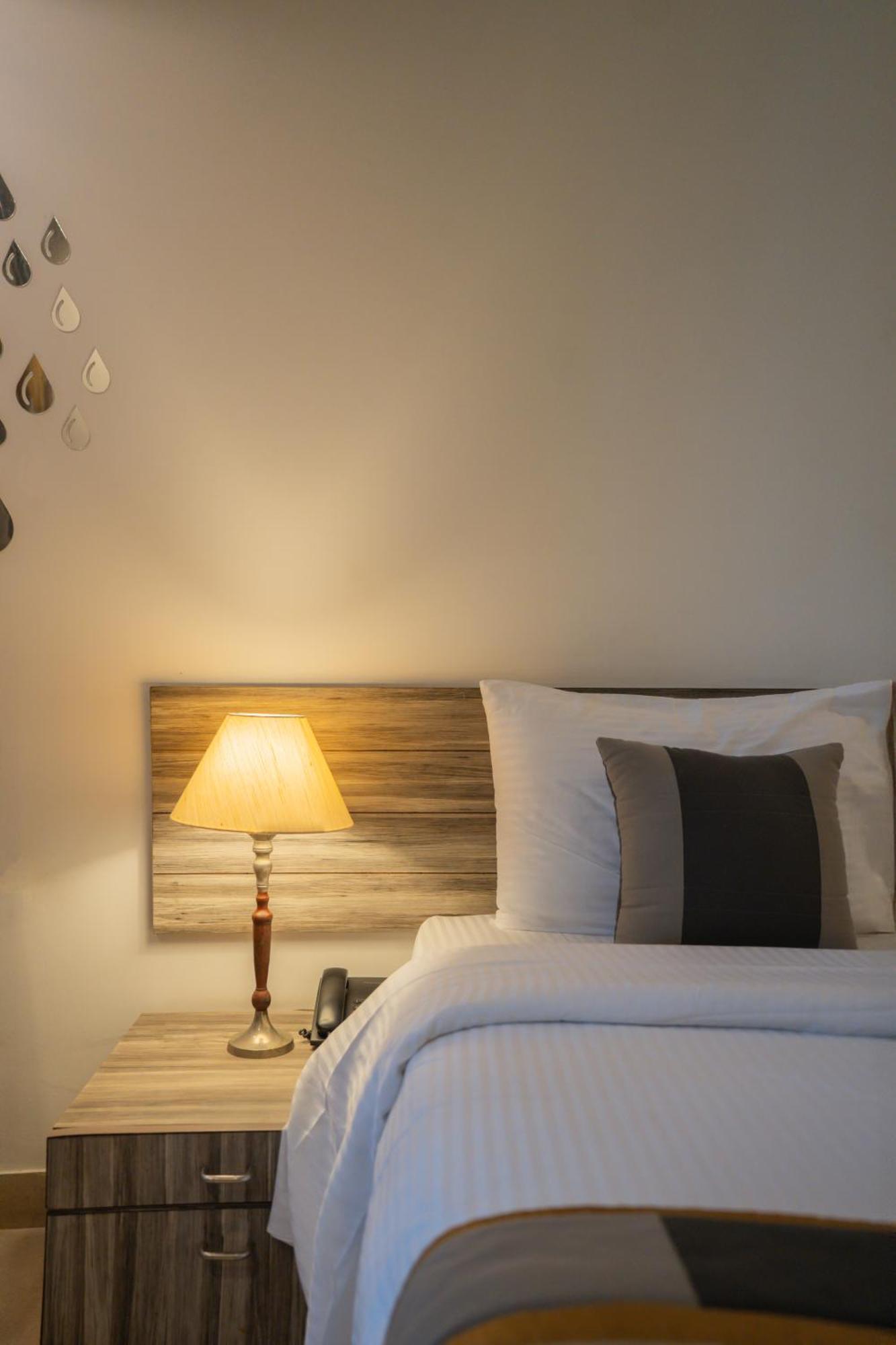 Hotel Ahuja Residency Parklane à Gurgaon Extérieur photo