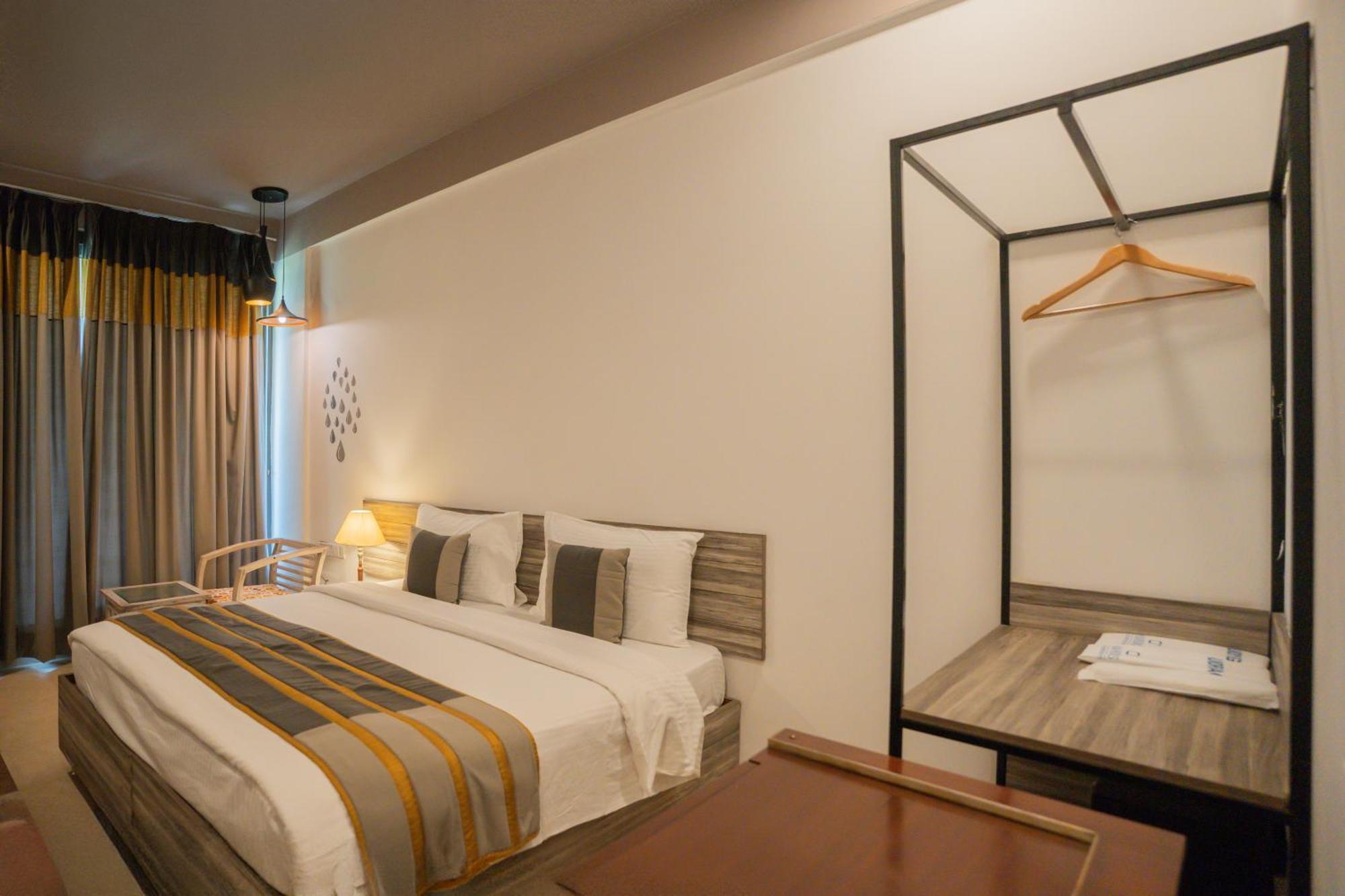 Hotel Ahuja Residency Parklane à Gurgaon Extérieur photo